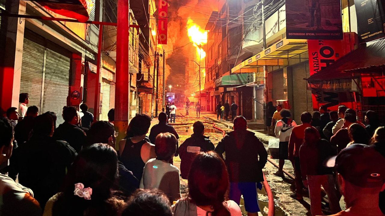 Fuego consumió cinco galerías comerciales ubicadas en el pasaje Albarracín, en la urbanización Chicago. No se registraron víctimas, pero las llamas alcanzaron negocios dedicados a la venta de útiles escolares, bicicletas y celulares. A la emergencia acudieron 75 bomberos; todavía no se sabe las causa del siniestro. (Foto: Armando Gutiérrez Vásquez).