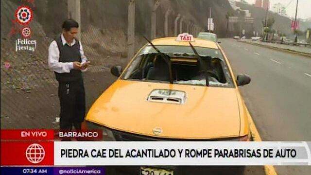 Piedra de acantilado de la Costa Verde cae sobre taxi (VIDEO)