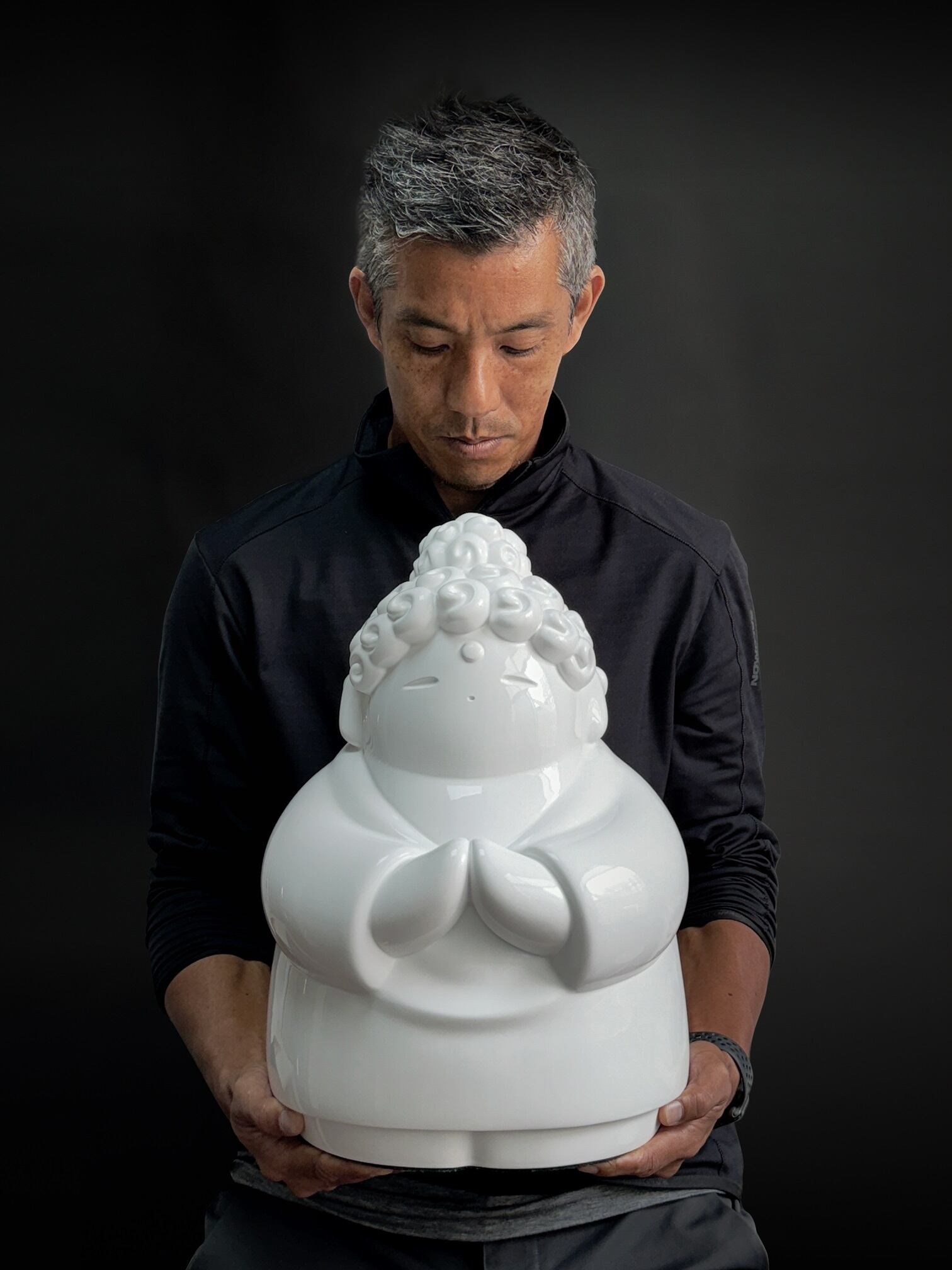 Marcelo Wong con una de las piezas de su muestra “B.U.D.A” (Foto: Galería Índigo)