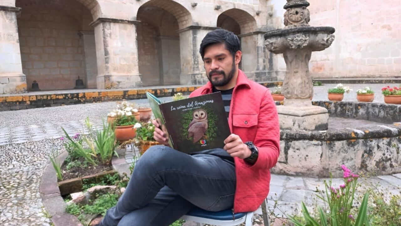 INEXPUGNABLES NUDOS reúne siete cuentos con títulos que revelan desde el primer momento la historia de cada narración; sin embargo, a su vez encierran una trama rica en episodios, personajes y conflictos.