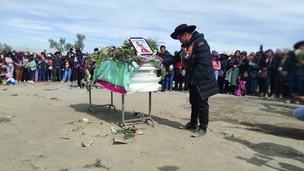Desde Arequipa, despiden a Dina Yallercco, voz de Fragancias de Chumbivilcas. Foto: GEC.