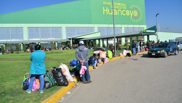 Terminal terrestre Huancayo, pasajeros reclamaron el alza del pasaje, se vio gran malestar entre las personas que no podian pagar 80 y 100 soles que costaban los pasajes y luego bajaron a 40 soles. Huancayo. Fotos/Angel Ramon 53285
