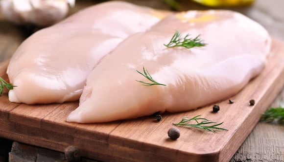 El pollo se destaca como un ingrediente ideal para preparar platillos frescos y ligeros durante el verano, gracias a su delicioso sabor y alto valor nutricional.