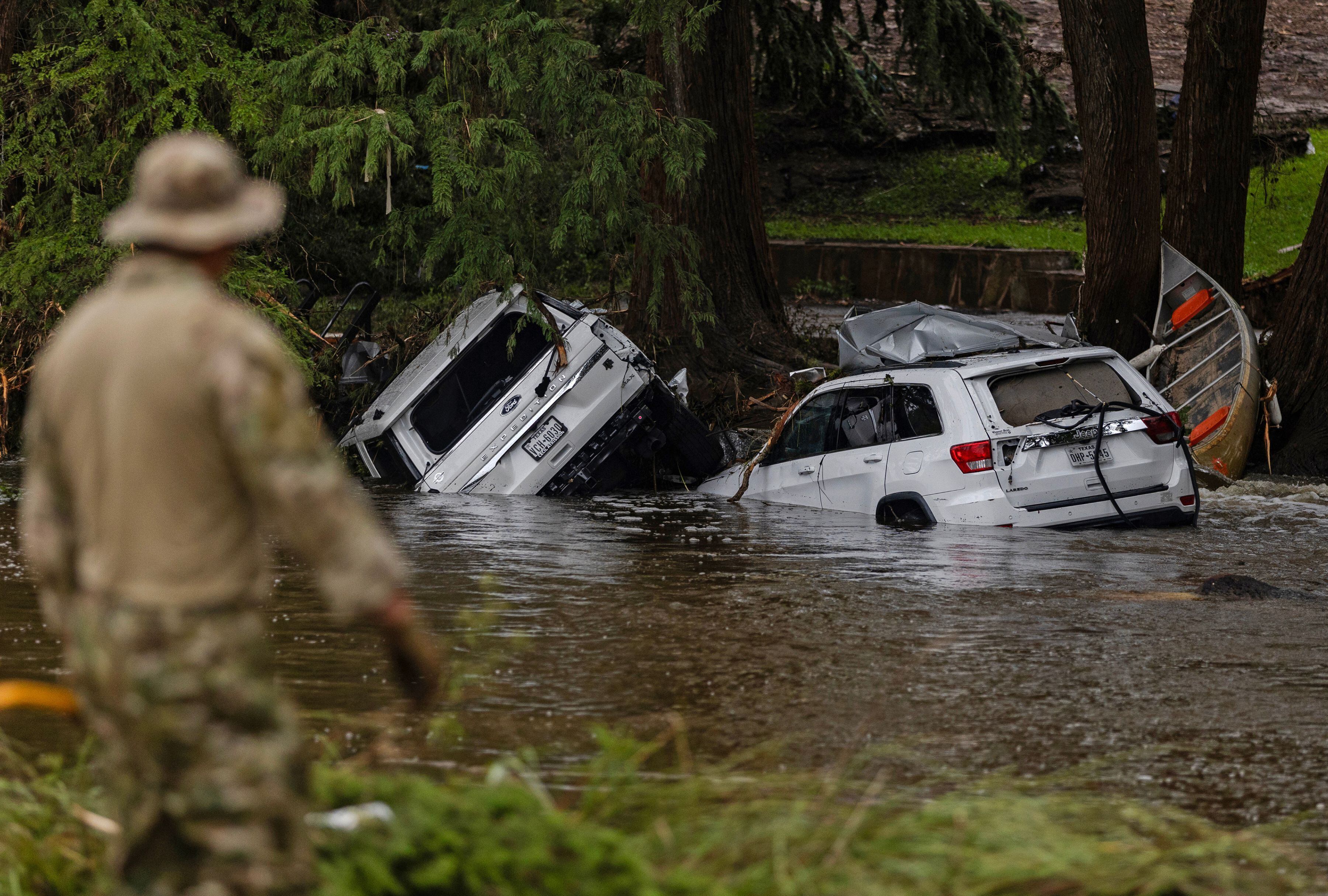Mientras continúan las labores de búsqueda de 173 desaparecidos, autoridades locales y federales enfrentan cuestionamientos sobre posibles retrasos en el sistema de alertas y su impacto en la tragedia. (Foto: Jim Vondruska/Getty Images)