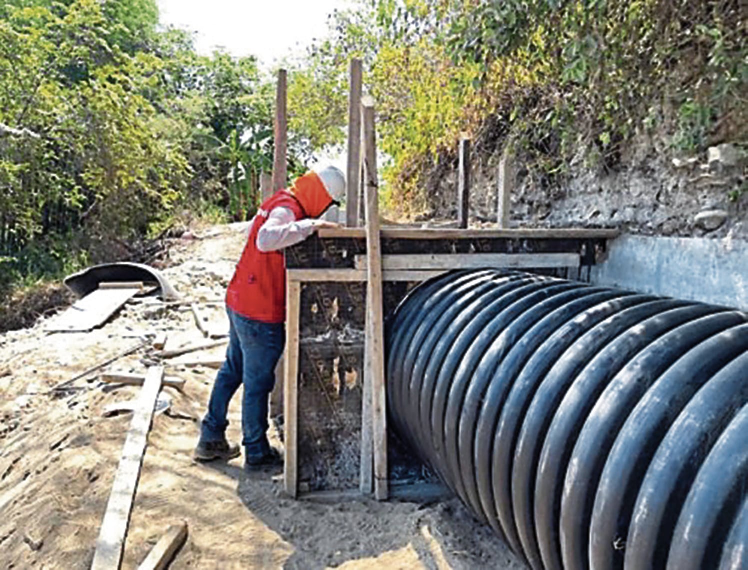 Personal de la Contraloría observó deficiencias en obra agrícola.