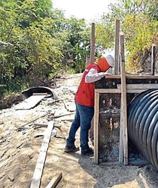 Personal de la Contraloría observó deficiencias en obra agrícola.