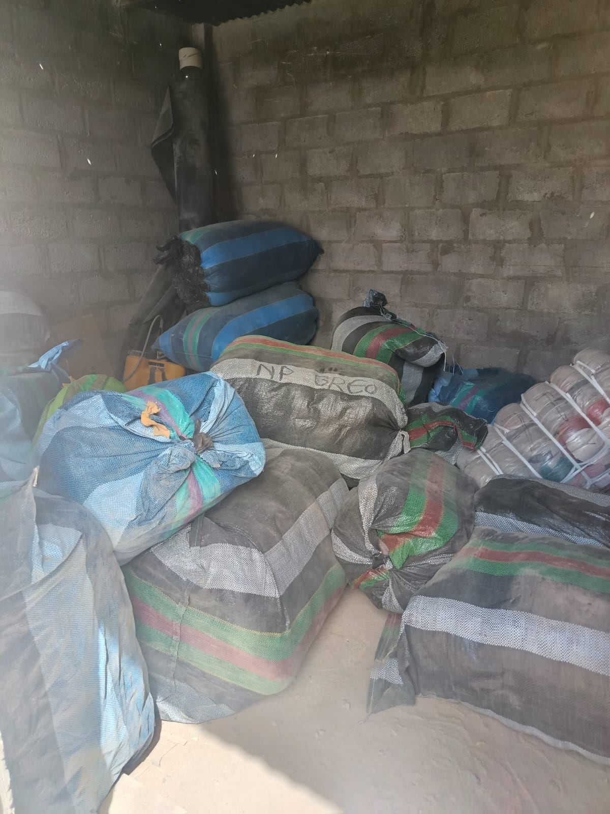 En total se logró incautar 117 fardos con pendas de vestir de calidad A1. (Foto: Difusión)