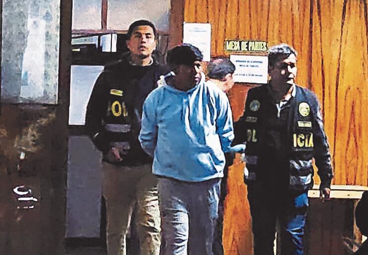 Policías detuvieron al sospechoso. Foto: GEC.