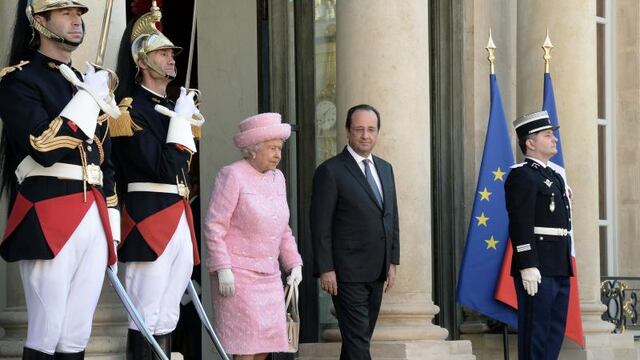 La Reina Isabel y François Hollande conmemoran el Desembarco en Normandía