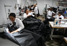 Diseñador venezolano transforma su taller de moda para confeccionar bolsas mortuorias tras terremotos