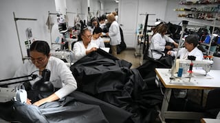 Diseñador venezolano transforma su taller de moda para confeccionar bolsas mortuorias tras terremotos