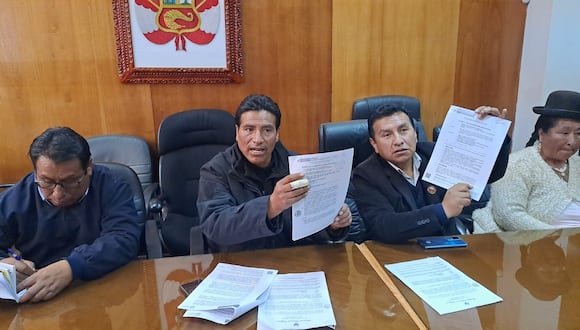 Dirigentes de Juliaca muestran documentos que respaldarían su propuesta. Foto/Javier Calderón.