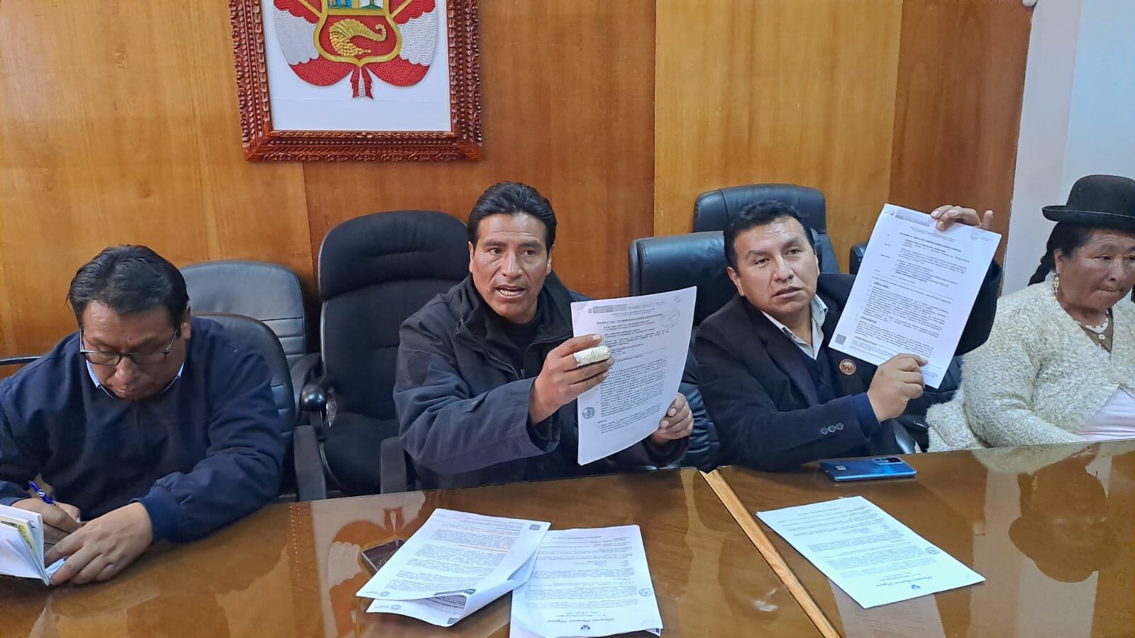 Dirigentes de Juliaca muestran documentos que respaldarían su propuesta. Foto/Javier Calderón.