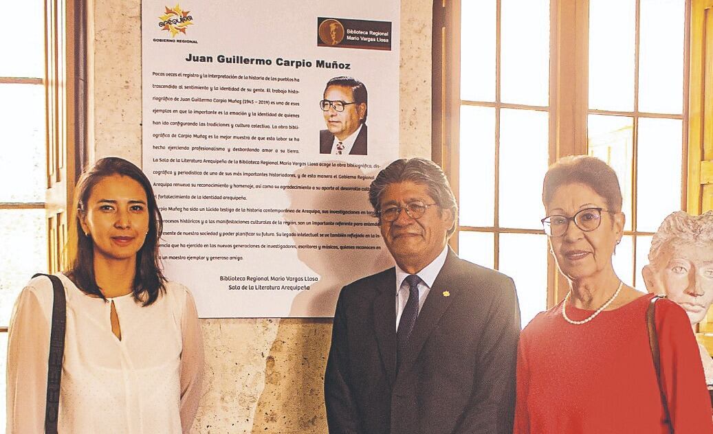 Familiares de historiador arequipeño durante inauguración de exhibición. (Foto: GEC)