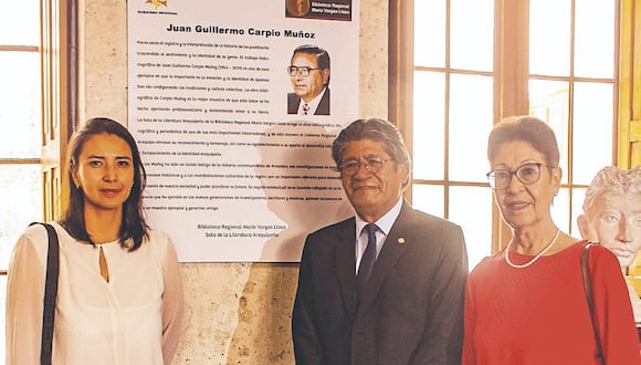 Familiares de historiador arequipeño durante inauguración de exhibición. (Foto: GEC)