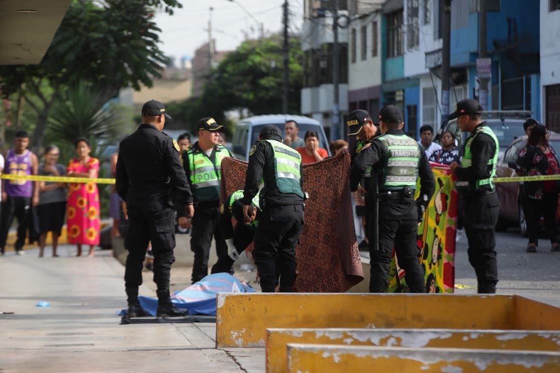 La víctima fue identificada como Anthony Amadeo Valverde Acosta. La Policía halló más de 15 casquillos de bala en la escena del crimen. (Fotos: Violeta Ayasta/@photo.gec)