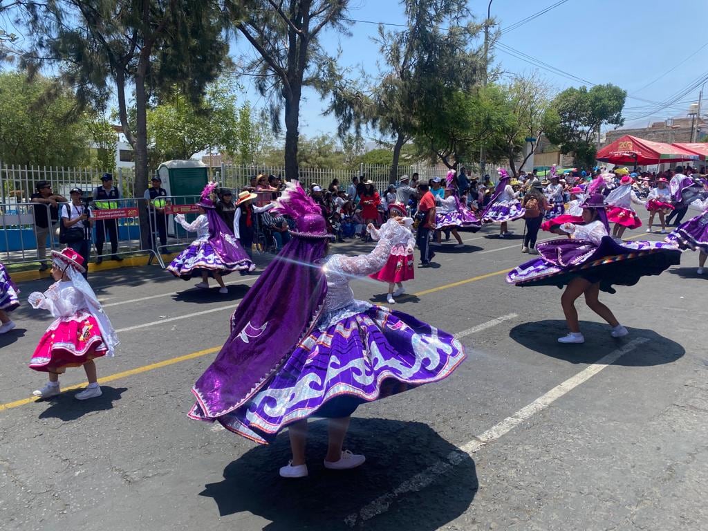 Decenas de instituciones en pasacalle en Cayma. (Foto: GEC)
