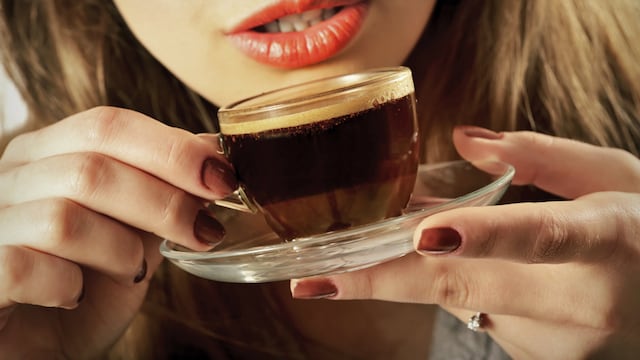 Tomar demasiado café reduce el tamaño del busto, según estudio 