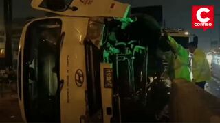 Cúster se estrella contra muro y se vuelca en la Panamericana Norte