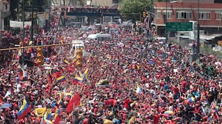 Féretro de Chávez llega a Academia Militar acompañado de sus seguidores