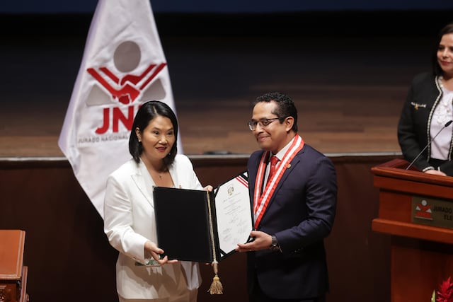 Keiko Fujimori recibió sus credenciales del JNE