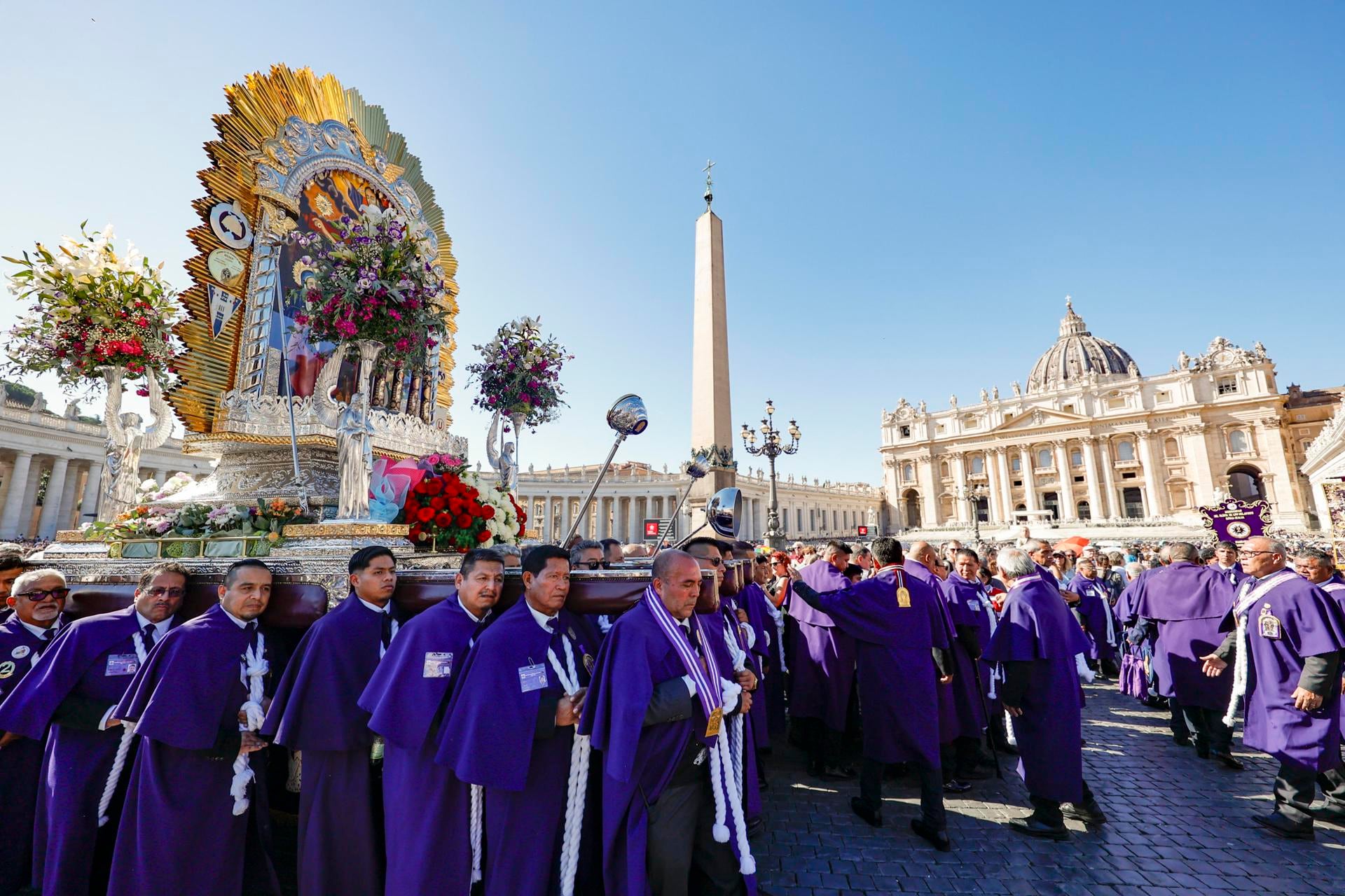 La imagen del Cristo de Pachacamilla llegó a la plaza de San Pedro durante una procesión organizada por devotos peruanos en Roma. El pontífice agradeció las oraciones por su próxima visita al Perú antes de anunciar que será operado de un nódulo pulmonar. (EFE/EPA/FABIO FRUSTACI).