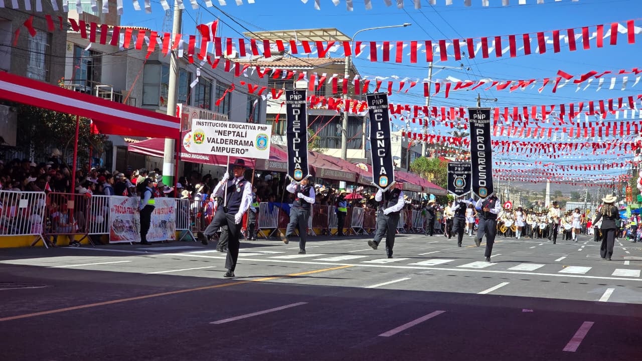 Colegio Neptali Valderrama Ampuero en el Desfile cívico escolar en Paucarpata (Arequipa) por el 205 Aniversario de la Independencia del Perú. (Foto: Yunsu Pariapaza/@photo.gec)