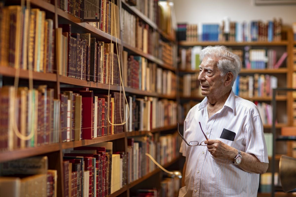 La Feria Internacional del Libro de Lima rinde homenaje a Mario Vargas Llosa con una exposición sensorial que explora su mente, su proceso creativo y su legado literario.