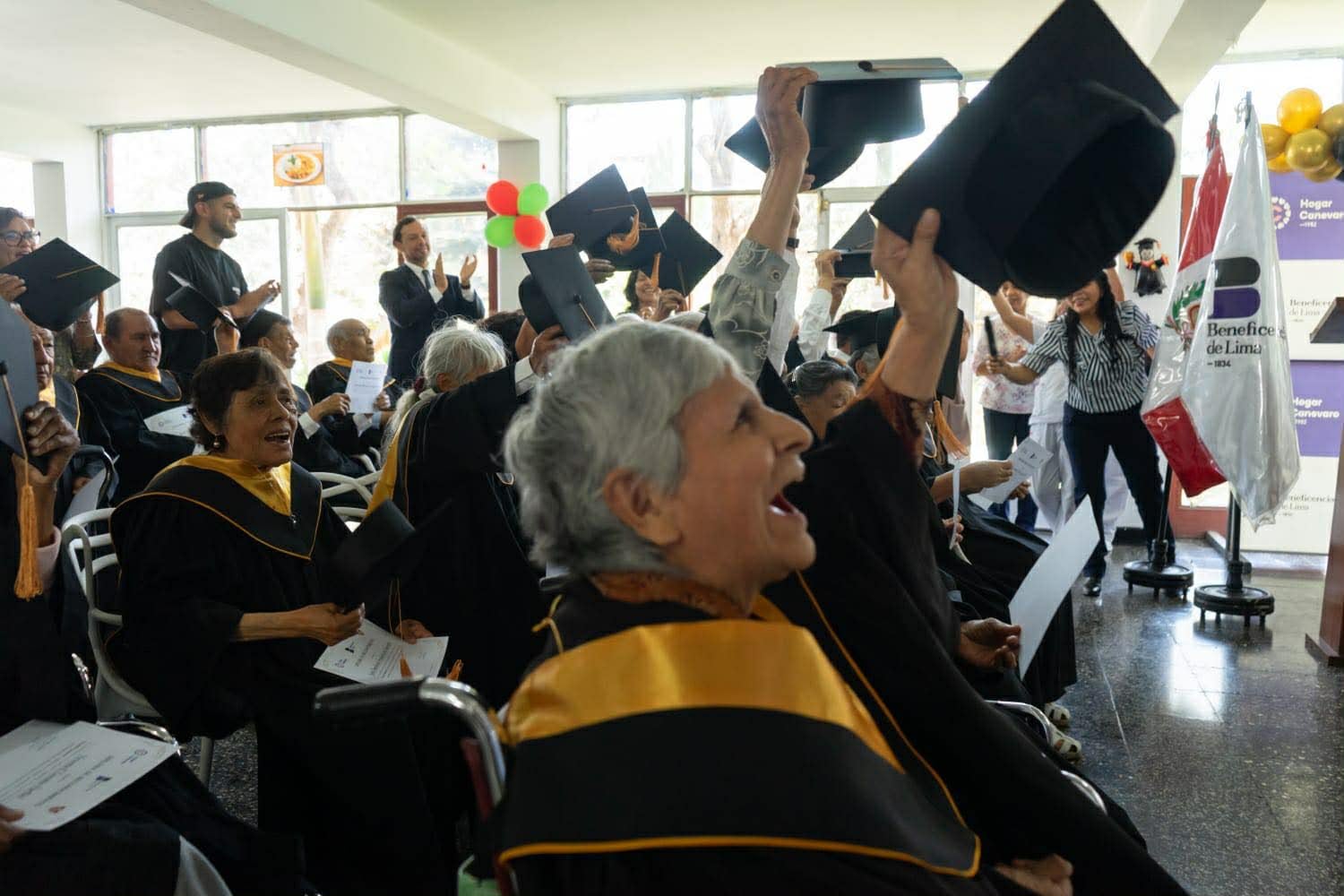 Un total de 22 residentes participaron en la ceremonia de la Escuelita Canevaro, programa que impulsa la educación continua y la autonomía.