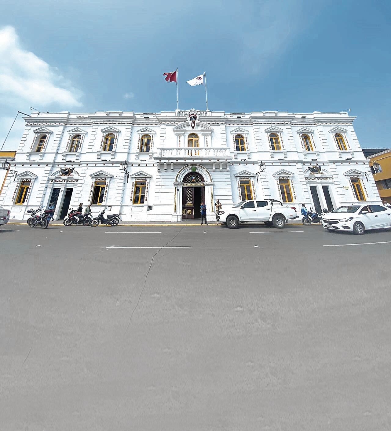 Inició las pesquisas luego de que una docente denunciara que en la Subgerencia de Juventudes le exigían que entregue S/ 900 de su remuneración mensual. Además, se indaga la contratación de hasta 18 trabajadores ‘fantasmas’. Alcalde Mario Reyna dijo que cesaron del cargo a subgerente Andree Gallo y a dos servidores ediles. Caso será llevado a la Fiscalía Anticorrupción.