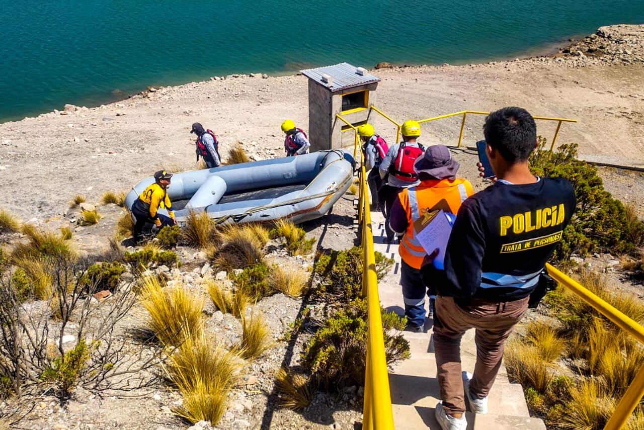 Personal de la Policía usa balsas para ingresar al agua.
