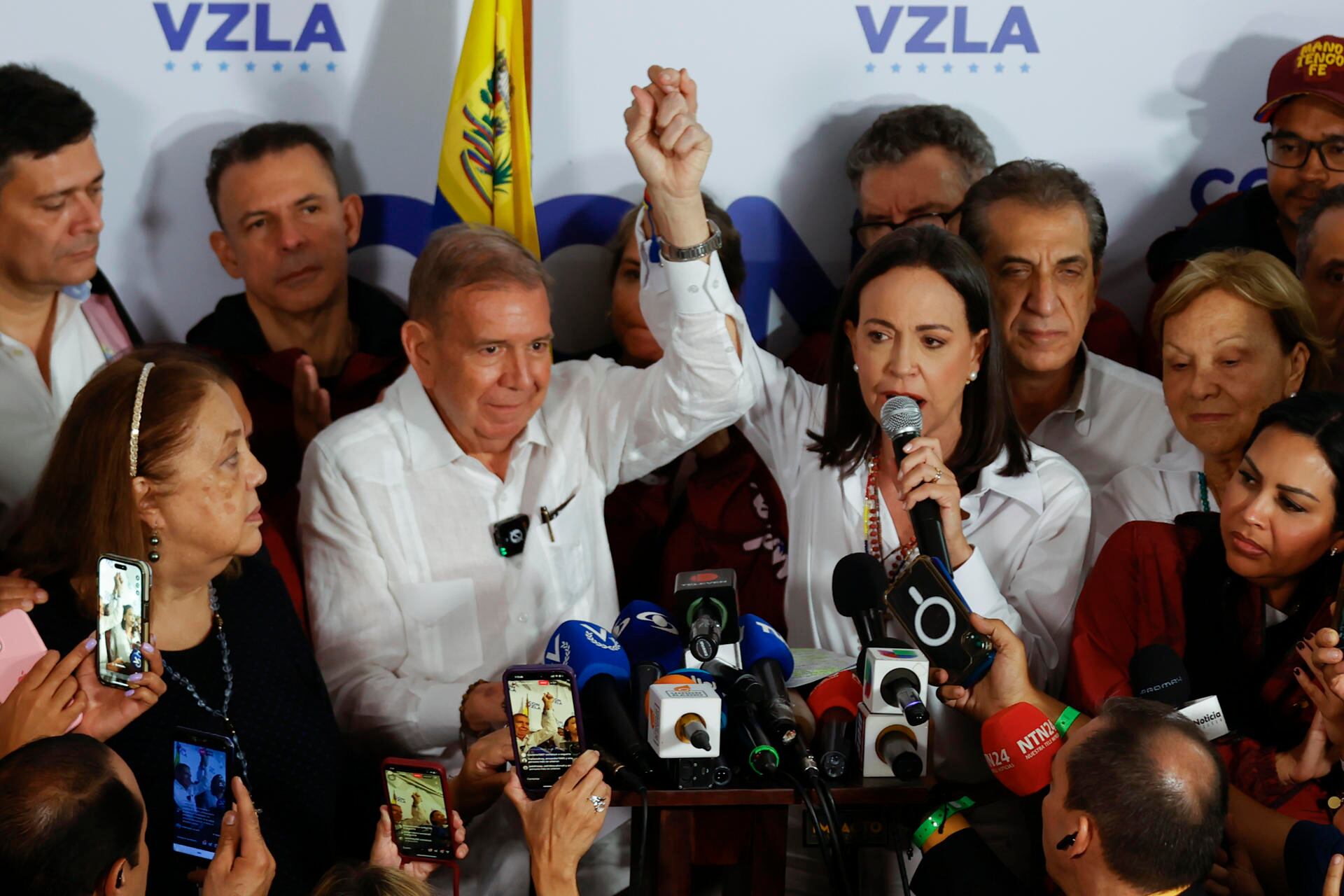 El candidato a la presidencia de Venezuela, Edmundo González Urrutia, y la líder opositora, María Corina Machado, dan declaraciones tras conocer los resultados de las elecciones presidenciales. (EFE/ Henry Chirinos).