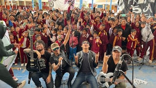 Día del músico: banda de rock toca gratis en colegios para evitar que menores escuchen reguetón (VIDEO)