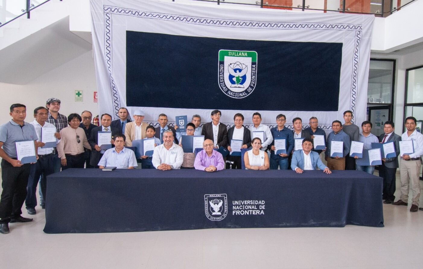 Universidad Nacional de Frontera entregó reconocimientos a grandes artistas.