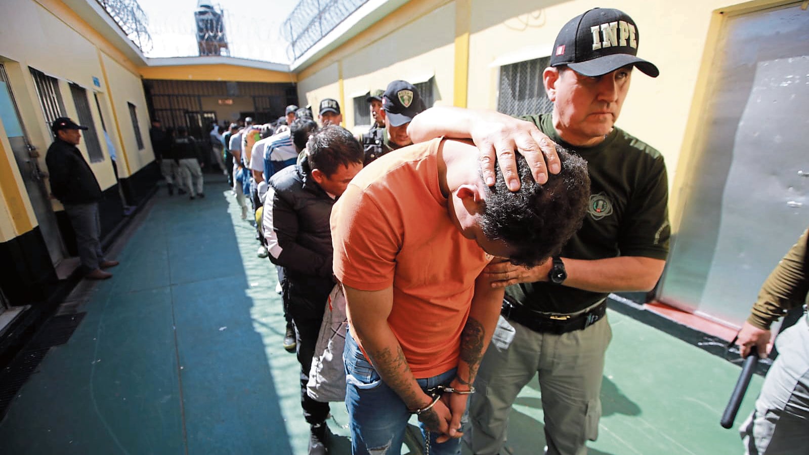 Reos del penal de Socabaya fueron llevados bajo máximas medidas de seguridad. Foto: GEC.