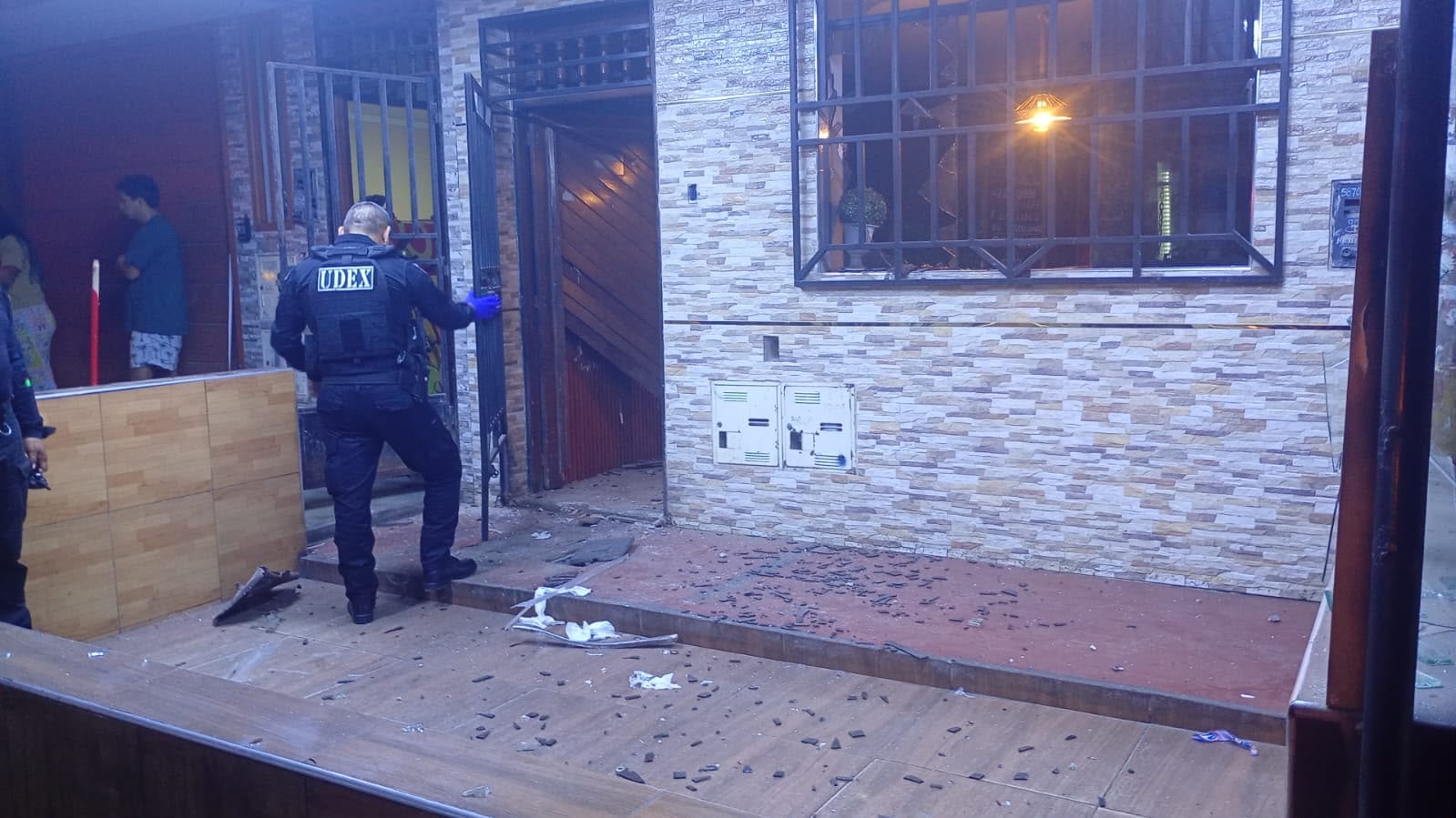 Explosión causó destrozos en local que se ubica en la calle 10 de Julio.