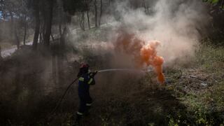 Incendios forestales azotan Grecia: miles de evacuados y vuelos afectados en Atenas