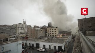 Controlan incendio en almacén contiguo al Congreso de la República en el Cercado de Lima (FOTOS)