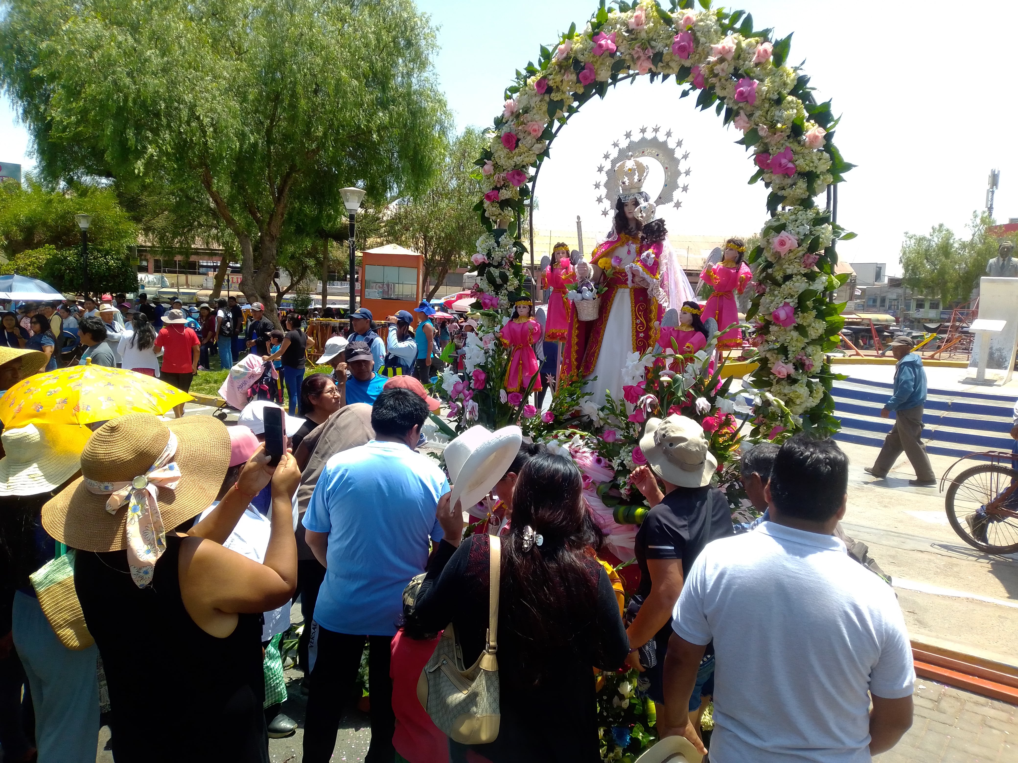 Devotos aprovecharon la presencia de la imagen para hacer pedidos por la salud y el bienestar de sus familias. (Foto: Adrian Apaza)
