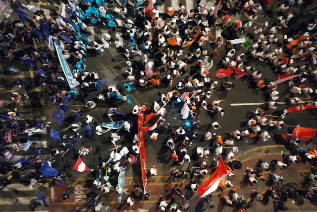 Simpatizantes de partidos llegan a exteriores del Centro de Convenciones por debate presidencial (Foto: Julio Reaño/GEC)