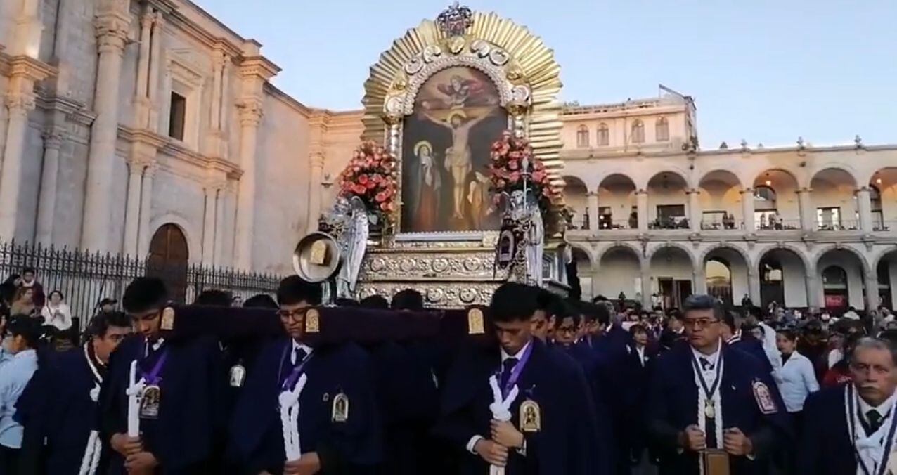 Jóvenes cargando anda del Cristo Morado. (Foto: Captura)