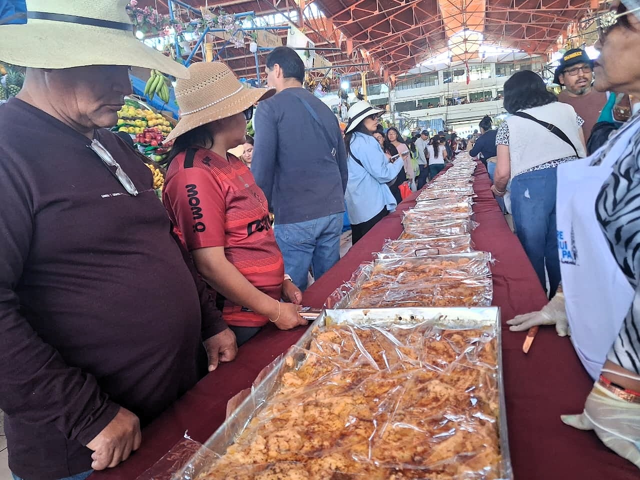 Pastel de papa gigante en el mercado San Camilo, en Arequipa. (Foto: Flor Barrios/@photo.gec)