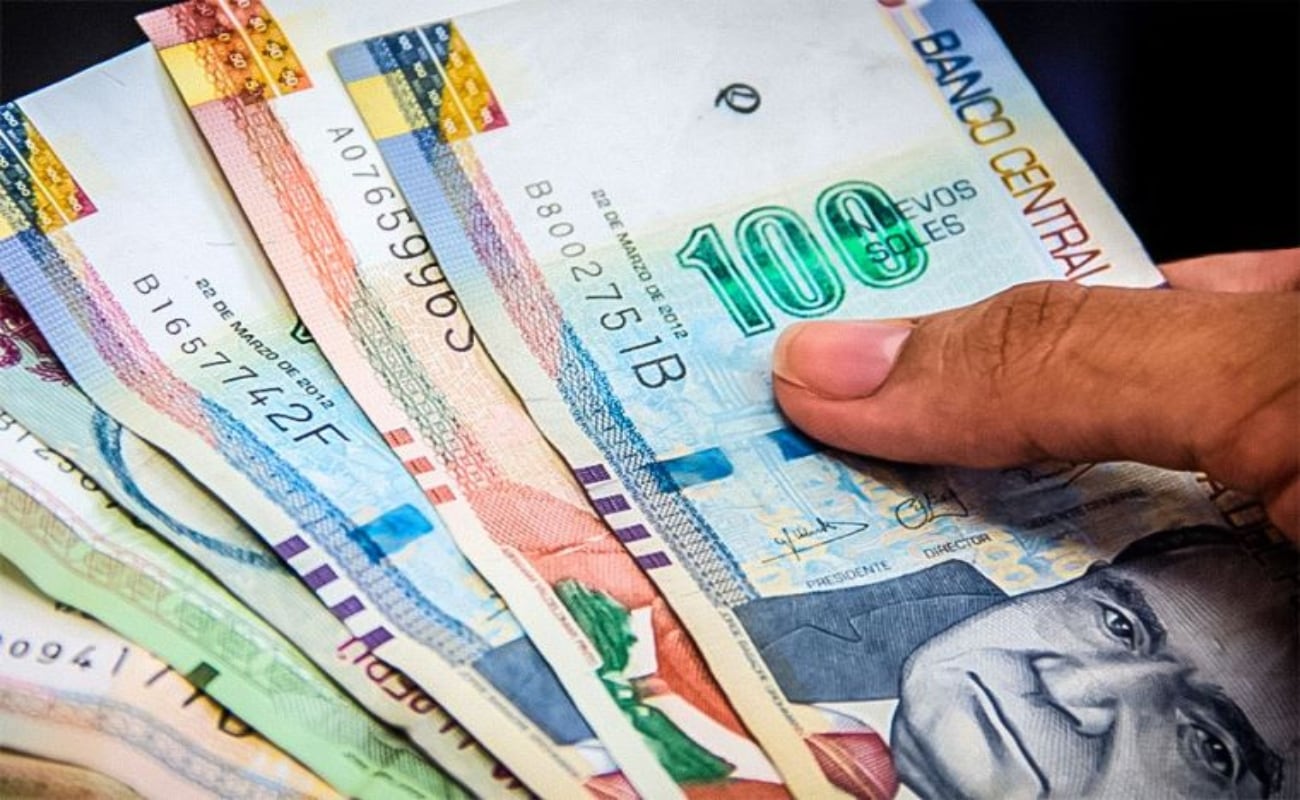 El titular del MEF señaló que el incremento de la remuneración mínima vital podría dividirse en dos partes y que todavía no existe una fecha definida para su aplicación.(Fuente: El Peruano)