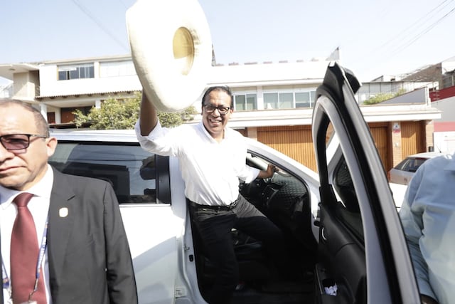 Candidato presidencial Roberto Sánchez votó en San Borja (Fotos: Jesús Saucedo / @photo.gec)