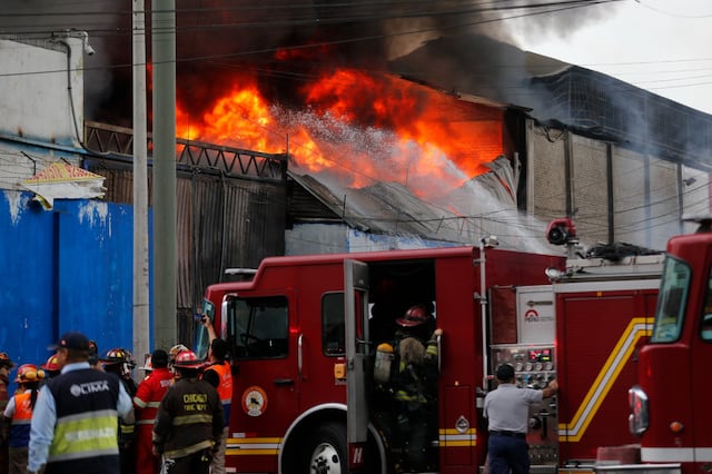 Cercado de Lima: Voraz incendio en almacen de plásticos fue controlado por los bomberos