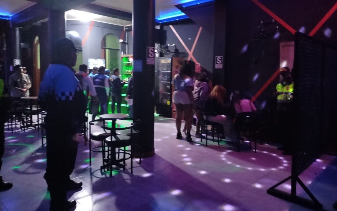 En el local se encontró a 10 féminas con ropa diminuta que ofrecían su compañía a los clientes