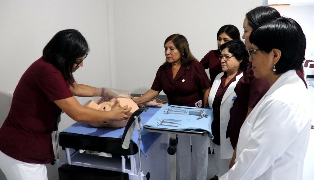 Los objetivos son capacitar al personal médico gineco-obstetra y contribuir a optimizar la calidad de atención de salud de los usuarios y ciudadanía en general.