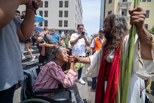 Domingo de Ramos: fieles y el Cristo Cholo recorren la Catedral y Plaza de Armas de Lima. (Fotos: Paloma del Solar/GEC)