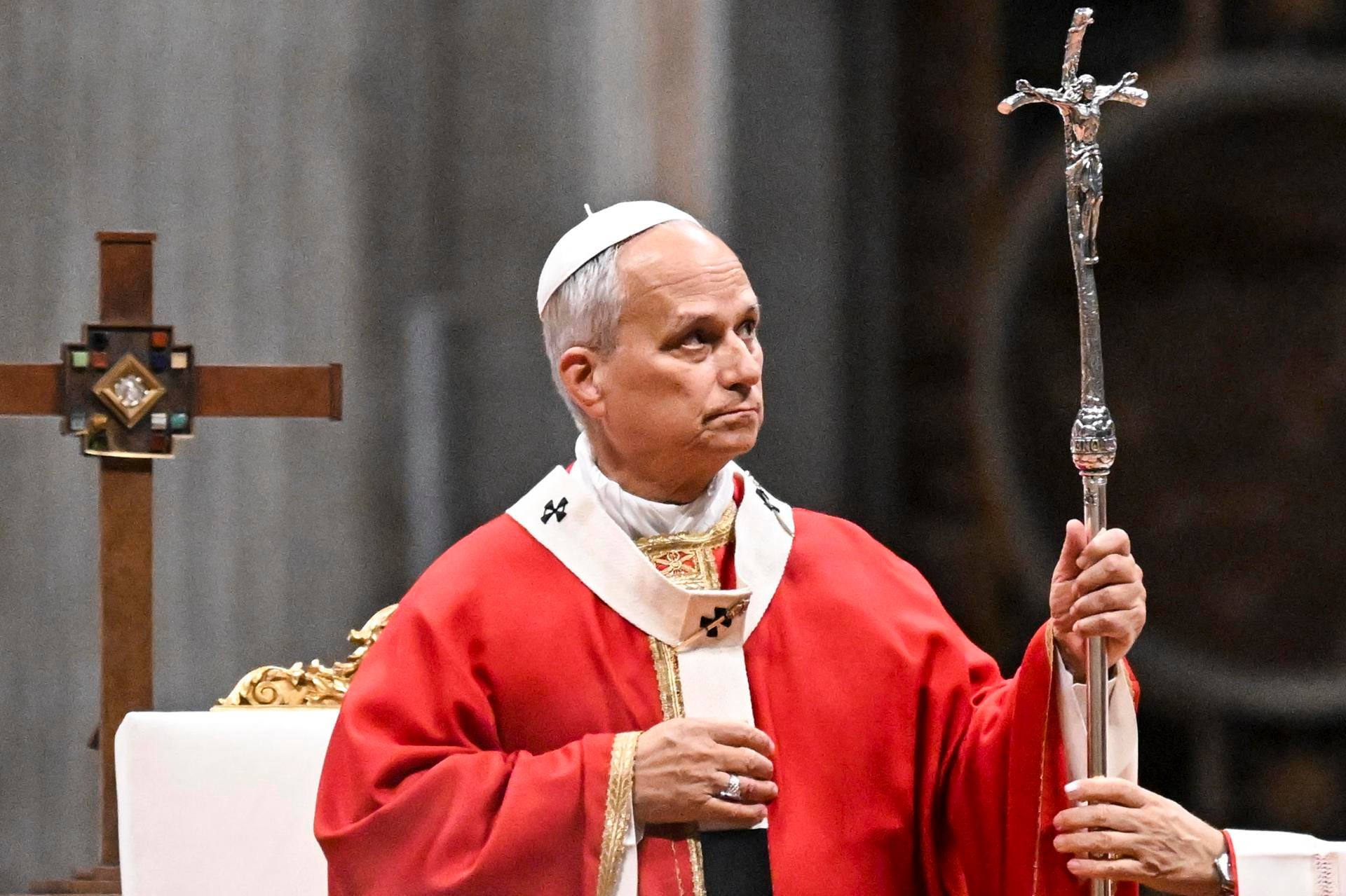 El pontífice anunció este domingo, durante el rezo del Ángelus en la Plaza de San Pedro, que será sometido a una intervención quirúrgica en los próximos días. El Episcopado peruano encomendó su recuperación al Señor de los Milagros e invitó a los fieles a unirse en oración. (EFE/EPA/Riccardo Antimiani).