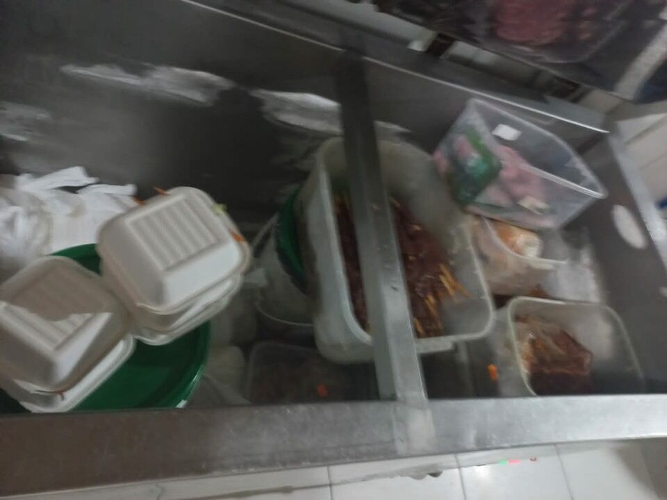 Personal municipal ordenó a responsables de la pollería que levanten las observaciones.